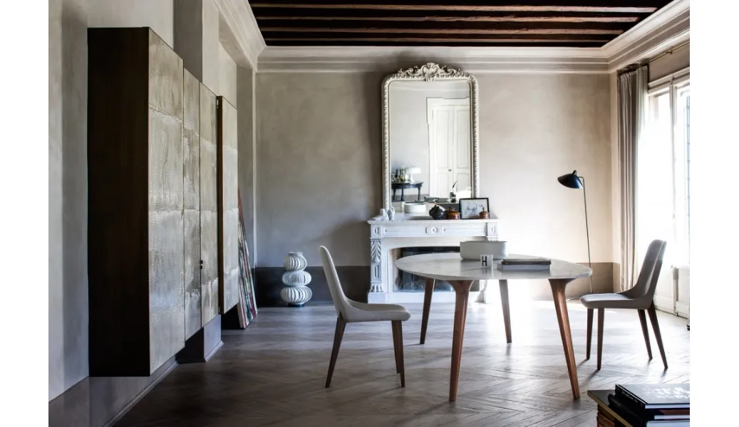Tavolo con gambe in legno e piano in marmo