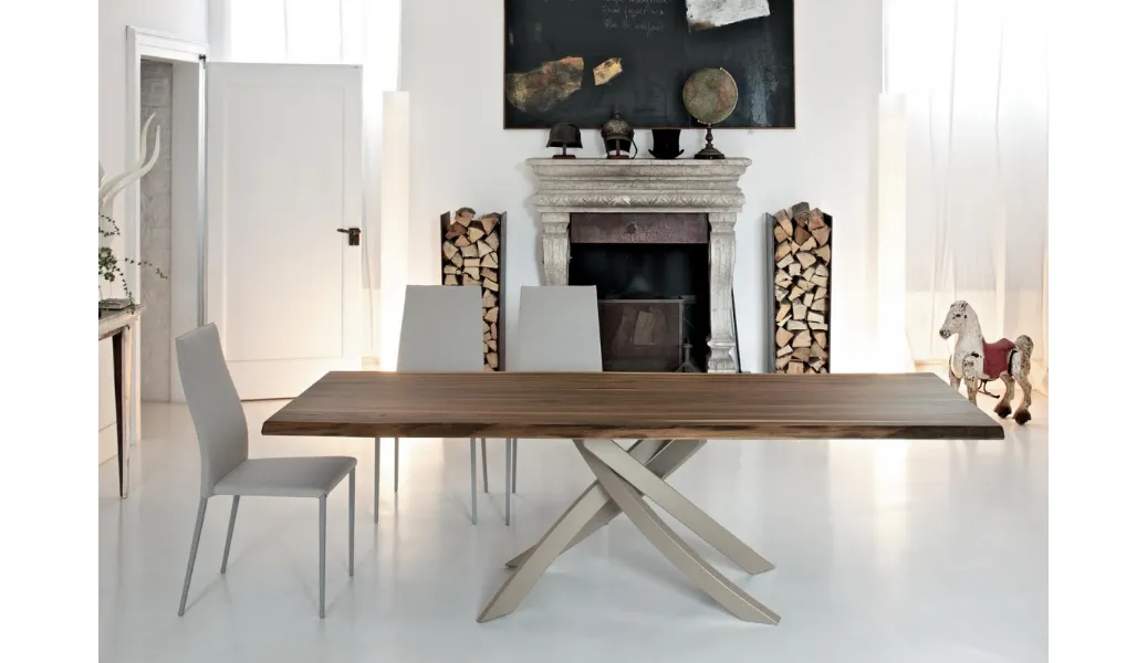 Tavolo in legno massello con base in acciaio laccato