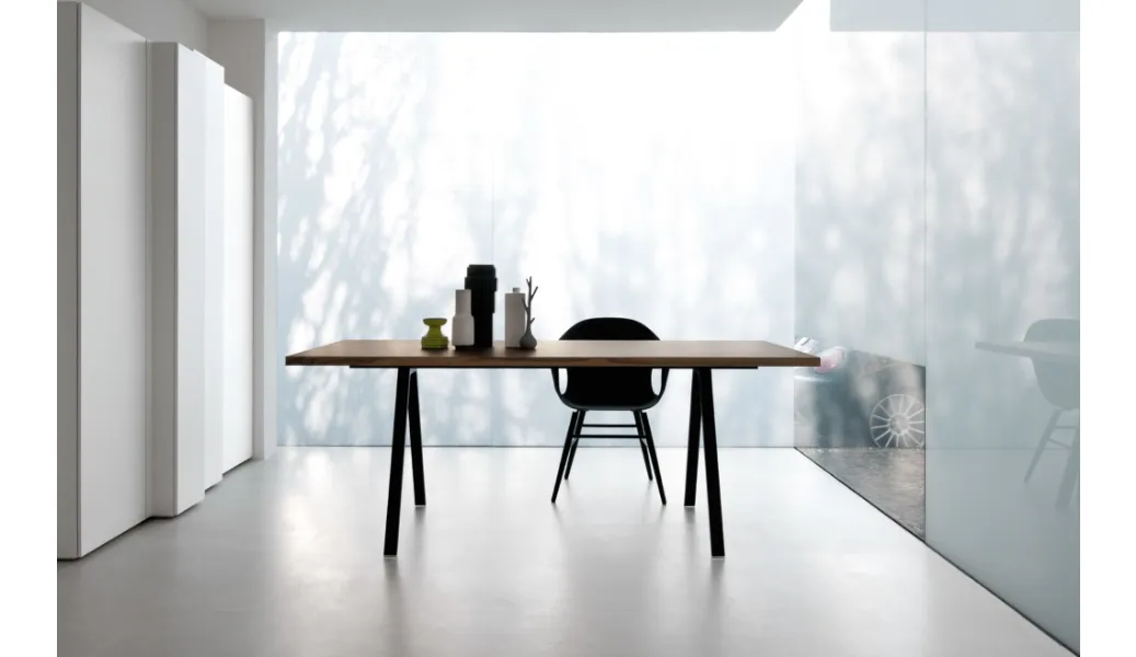 Tavolo con piano in legno e gambe in metallo