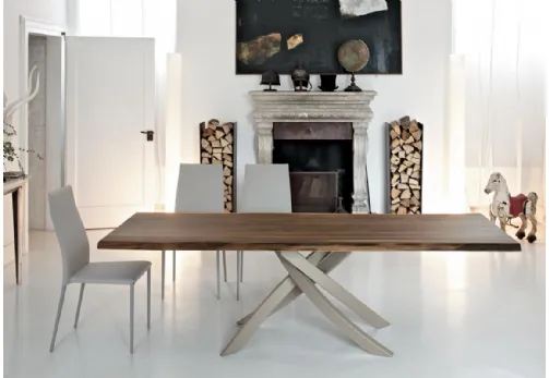 Tavolo in legno massello con base in acciaio laccato