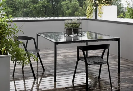 Tavolo con gambe in metallo e piano in cemento