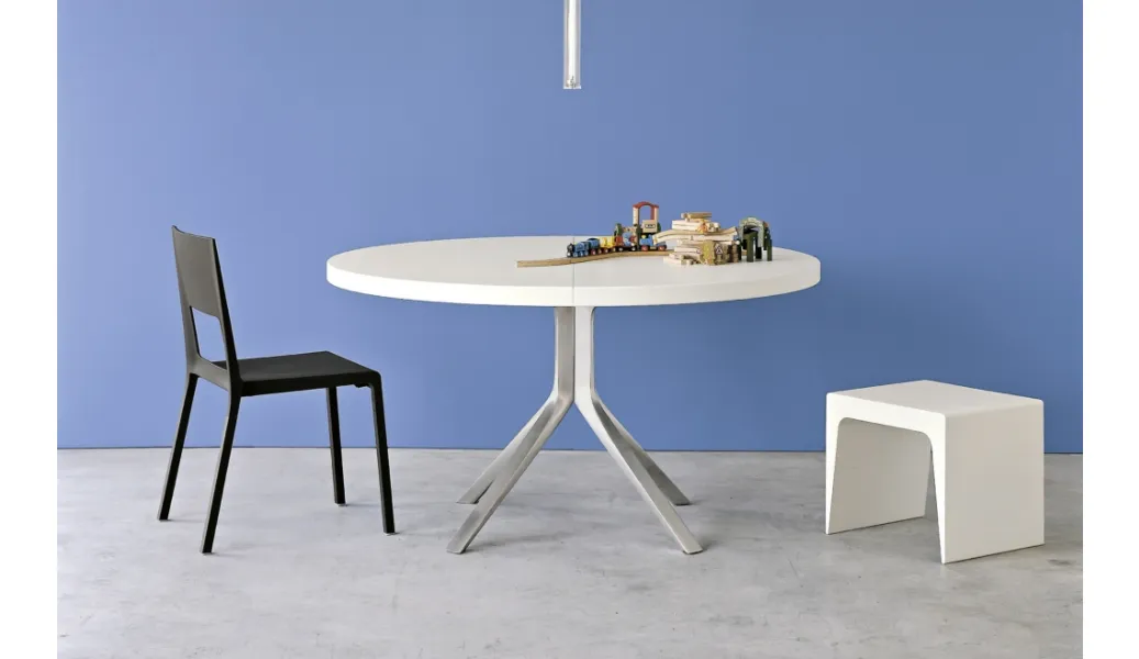 Tavolo con gambe in alluminio e piano in Mdf