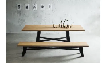 Tavolo con piano in rovere e base in metallo