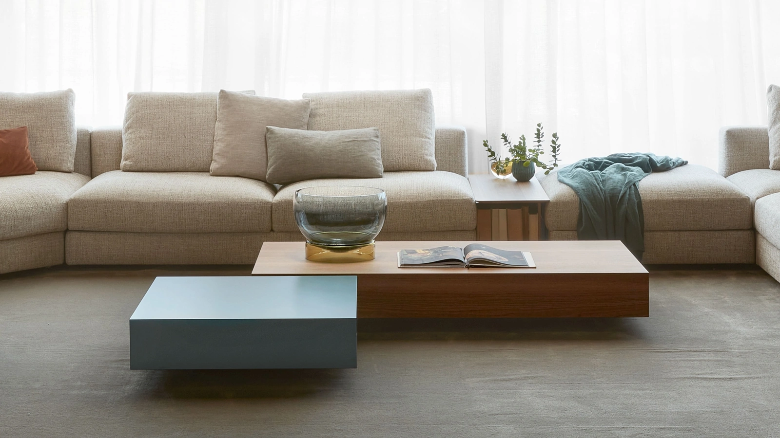 Tavolini Dolmen con piani geometrici in laccato opaco o essenza di Lema