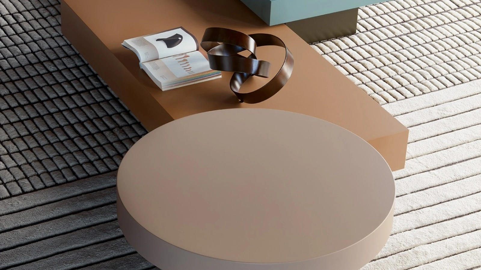 Tavolini Dolmen con piani geometrici in laccato opaco o essenza di Lema