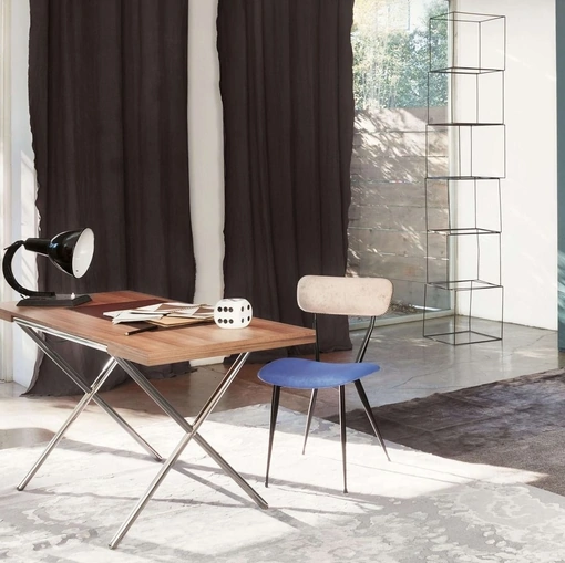 Scrittoio in legno con cassetti laterali e struttura in metallo Novelist di Lema