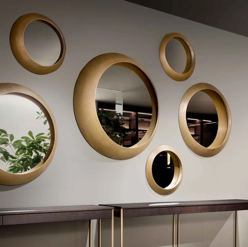 Specchio rotondo con grande cornice in legno verniciato bronzo Oculus di Lema