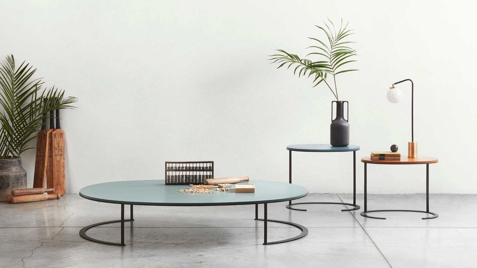 Tavolino rotondo con top in laccato e base in metallo Ortis di Lema