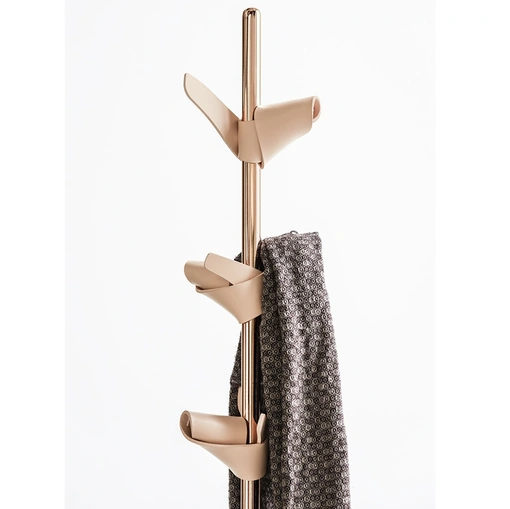 Appendiabiti in metallo con base e supporti rivestiti in cuoio Apelle Tree di Midj