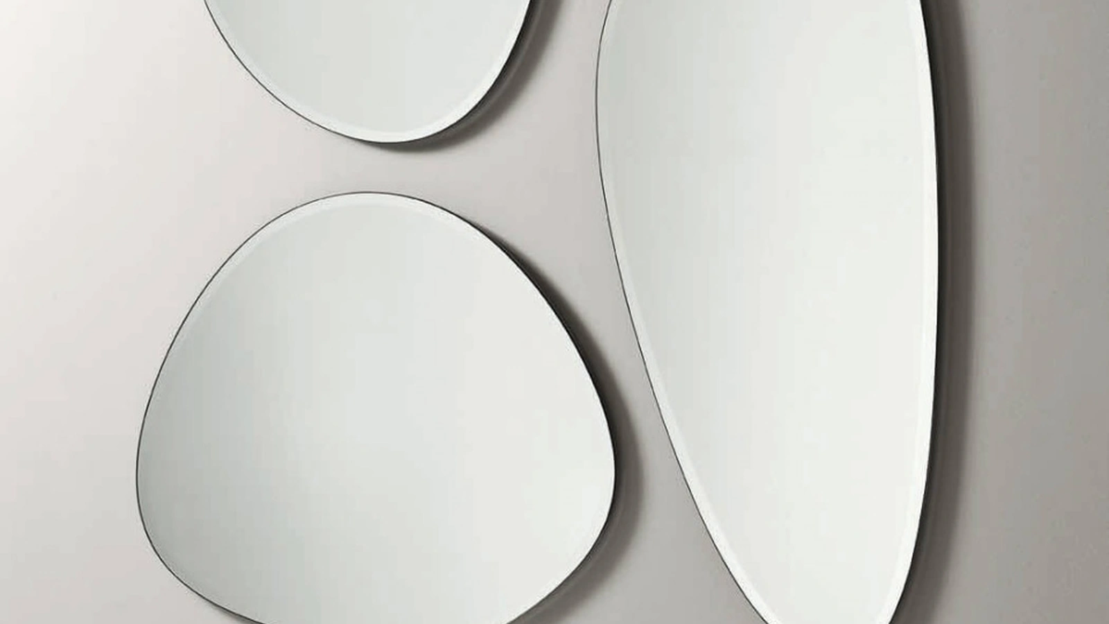 Specchi sagomati con bordi bisellati Spot S M L di Midj