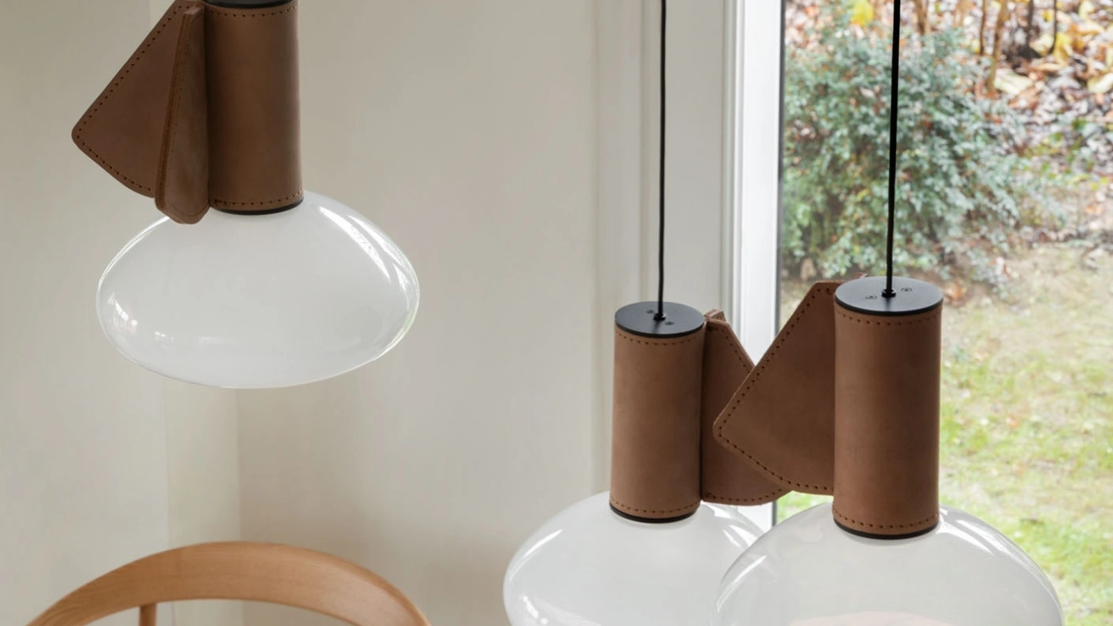 Lampada a sospensione in vetro e cuoio Mug di Midj