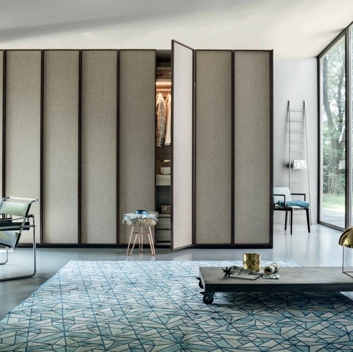 Armadio con ante battenti rivestite in tessuto Dandy di Lema