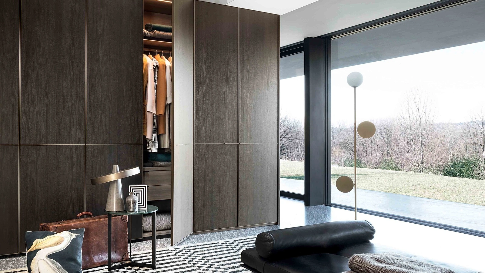 Armadio a muro su misura con anta battente in essenza rovere termotrattato con profili in metallo Kyn di Lema