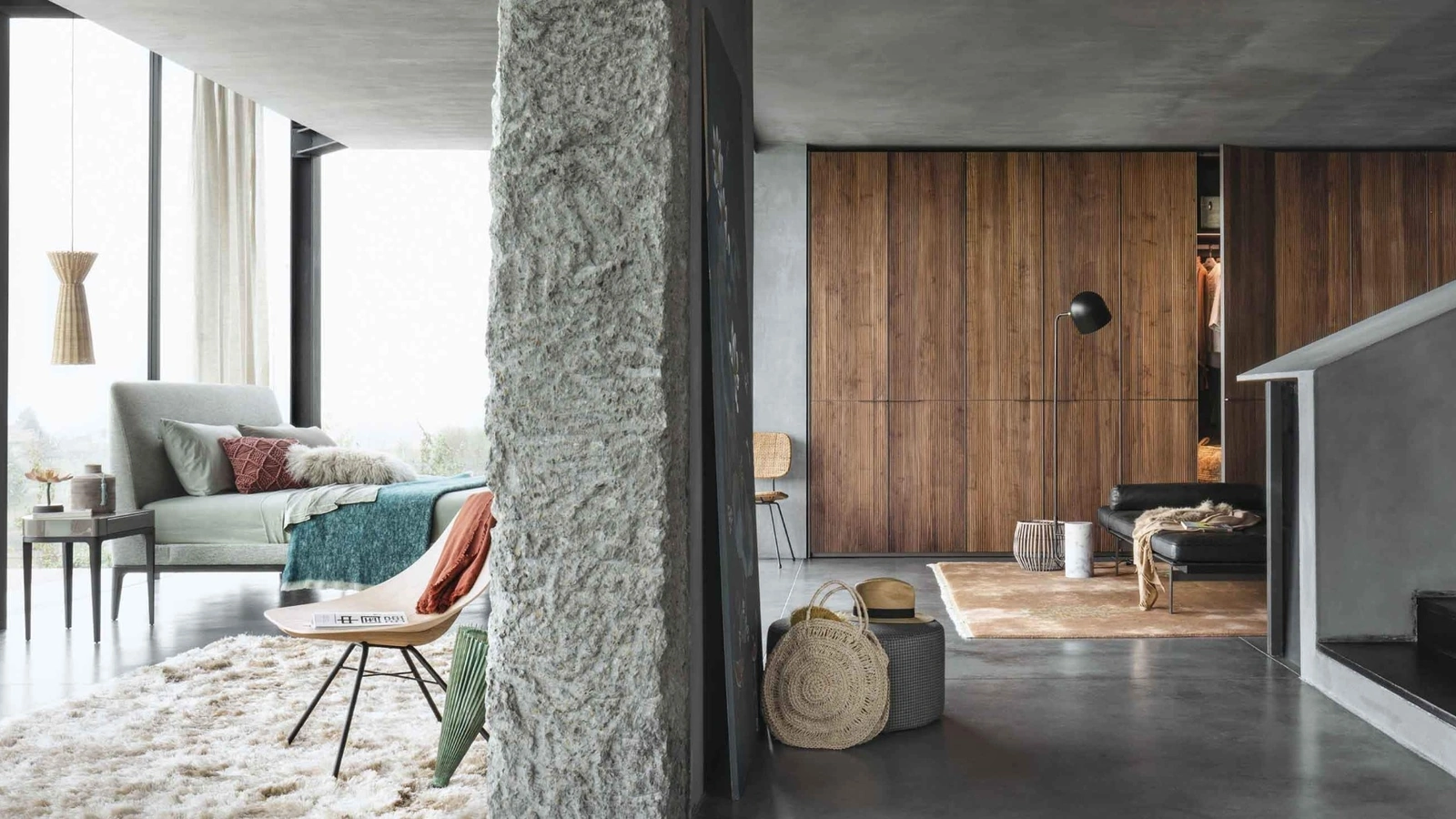 Armadio con anta battente in legno massello Seryasse di Lema