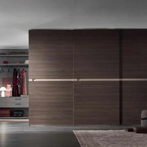 Armadio Tag in Rovere Thea con inserto in laccato nichel opaco di Maronese Acf