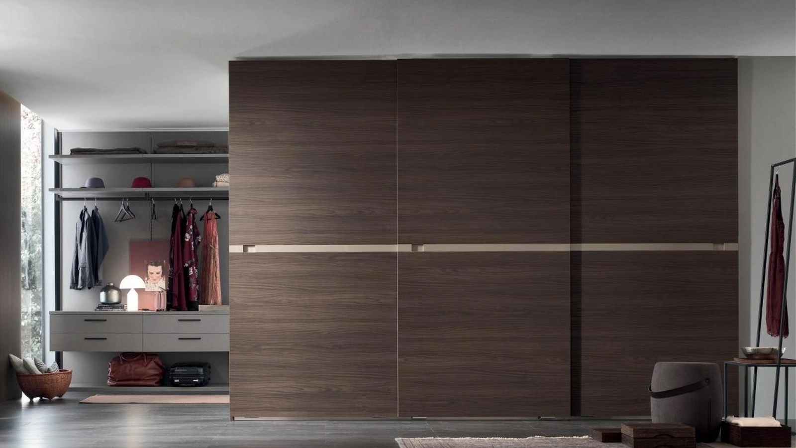 Armadio Tag in Rovere Thea con inserto in laccato nichel opaco di Maronese Acf