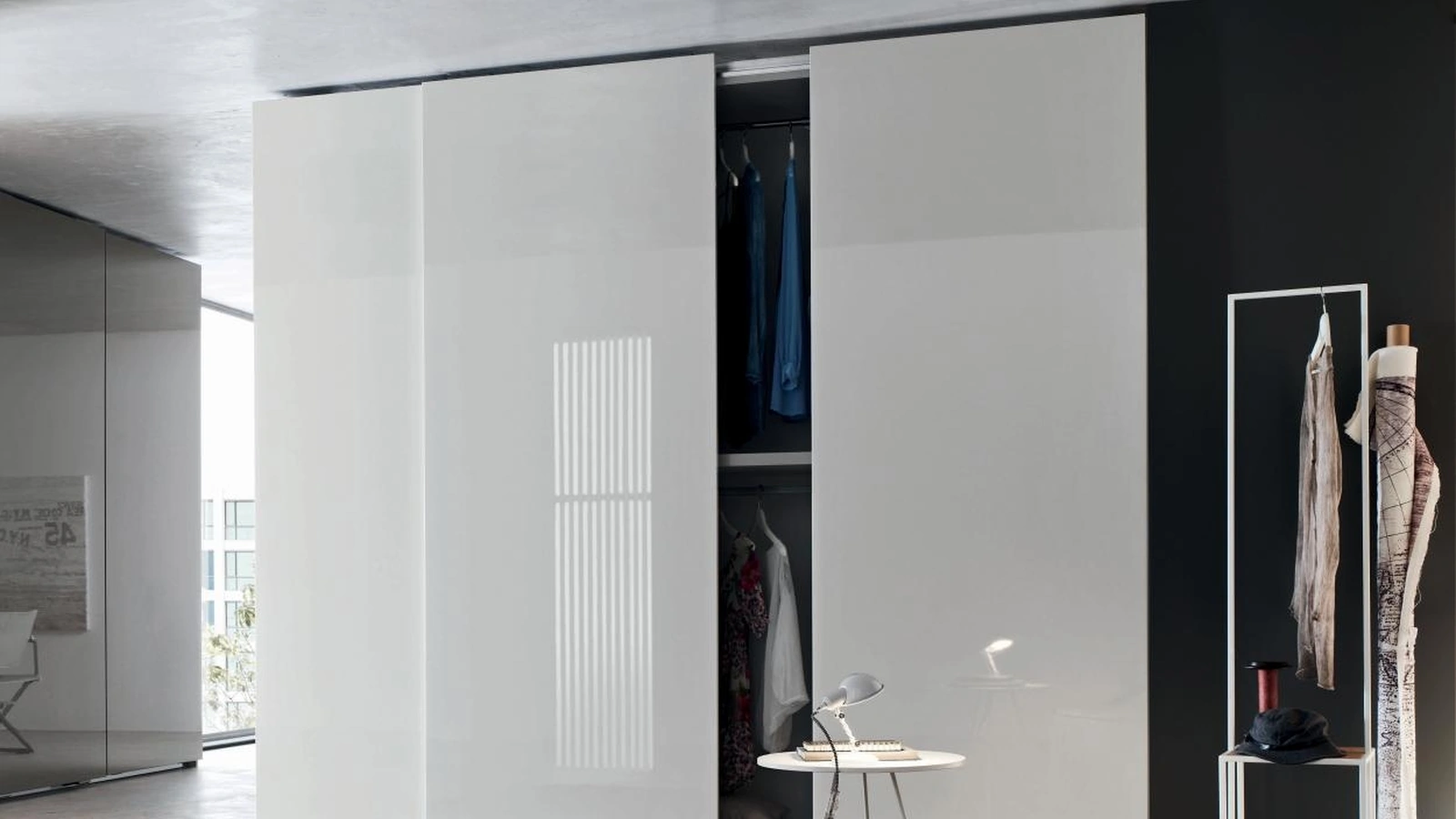 Armadio con anta scorrevole Wall DN102 in laccato lucido di Maronese Acf