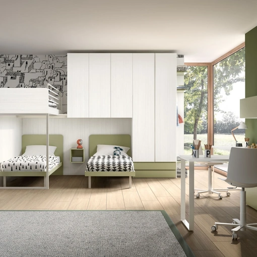 Camera con soppalco a tre letti con scrivania Room 159 di Zg Mobili