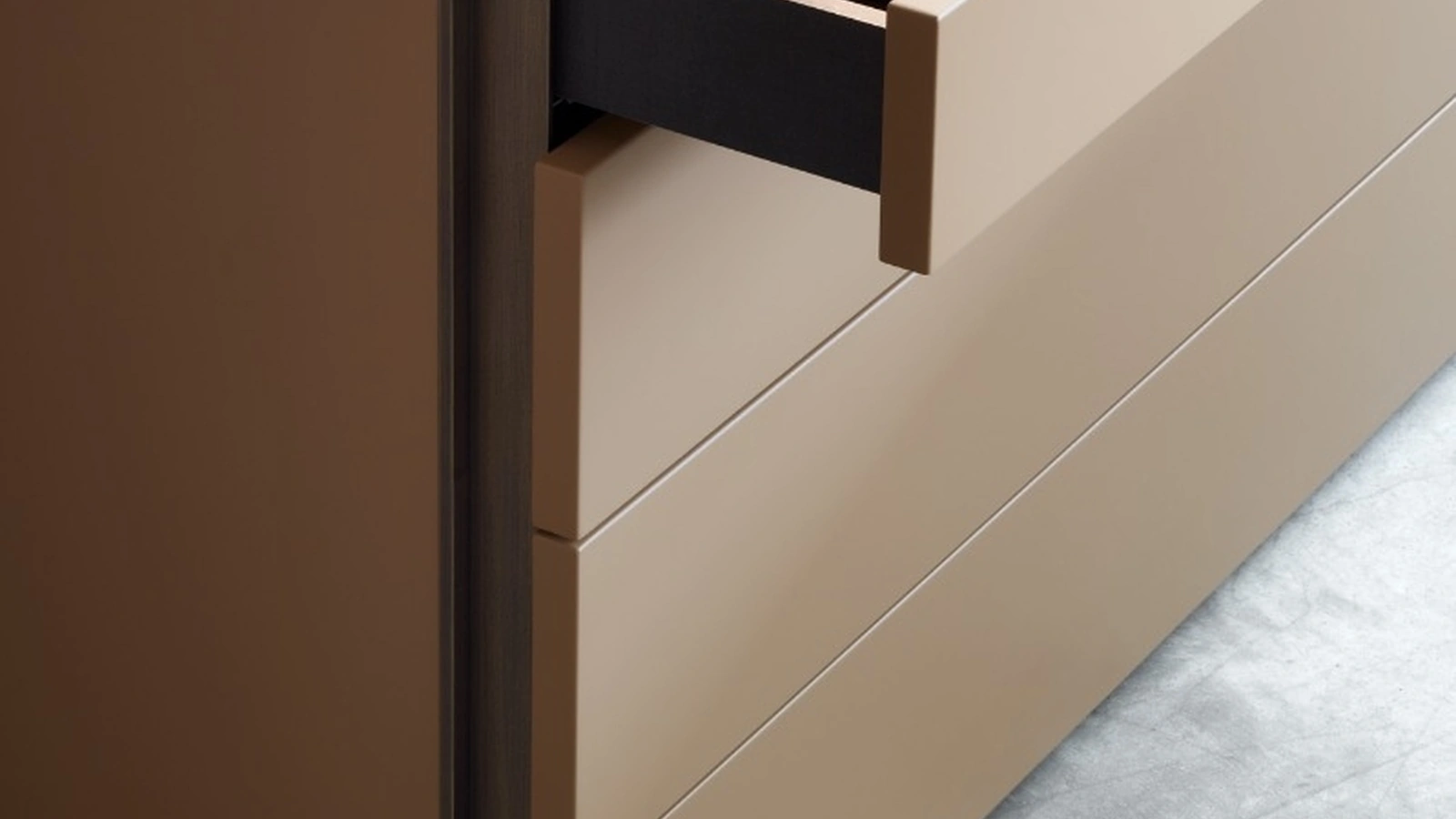 Comò in laccato opaco Florens di Lema