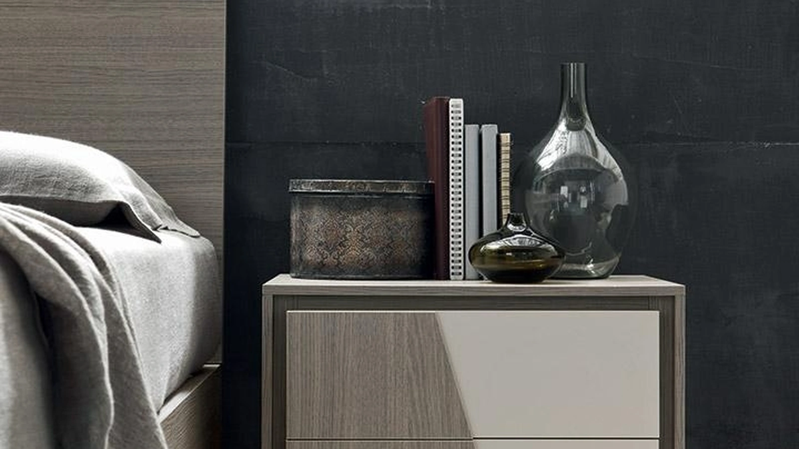 Comodino Cross in Olmo Grigio e laccato di Maronese Acf