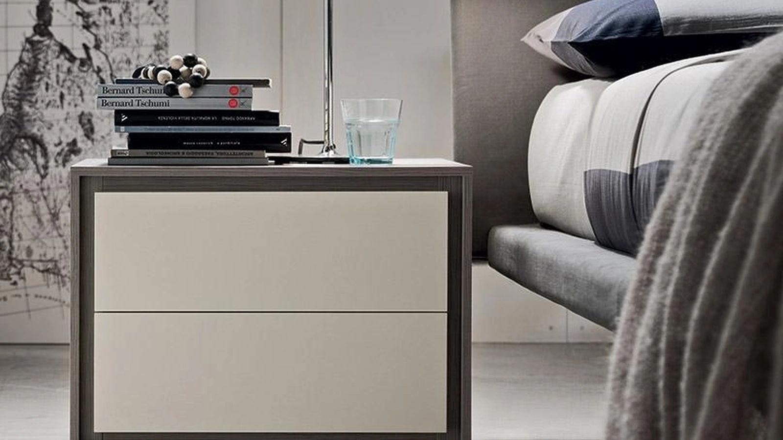 Comodino Grip in Olmo Grigio e Laccato di Maronese Acf