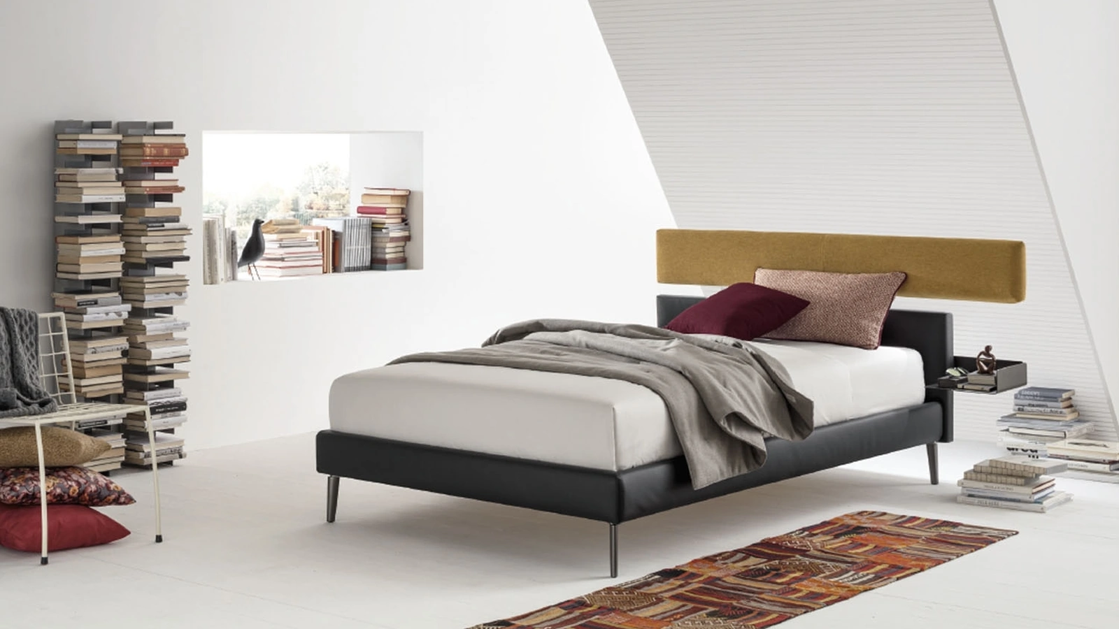 Letto con testiera in tessuto e giroletto in pelle Denver Piazza e mezza di V&Nice