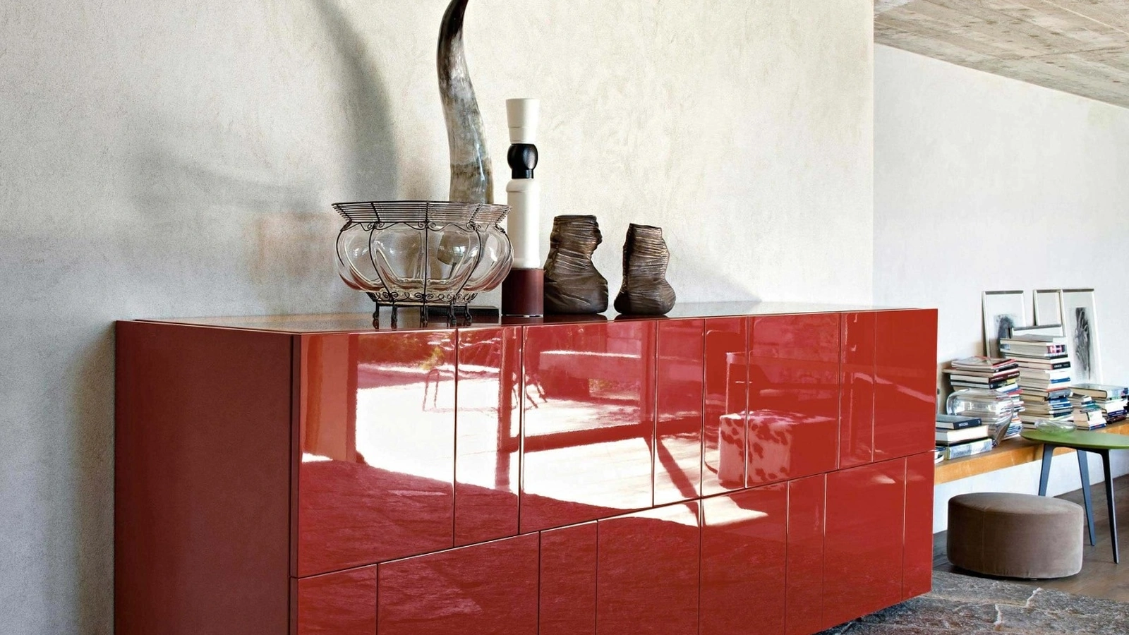 Madia dalle forme minimal Ortelia in laccato lucido di Lema