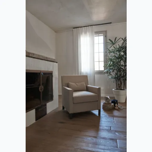 Poltroncina in tessuto con piedini in metallo verniciati Barry di Excò