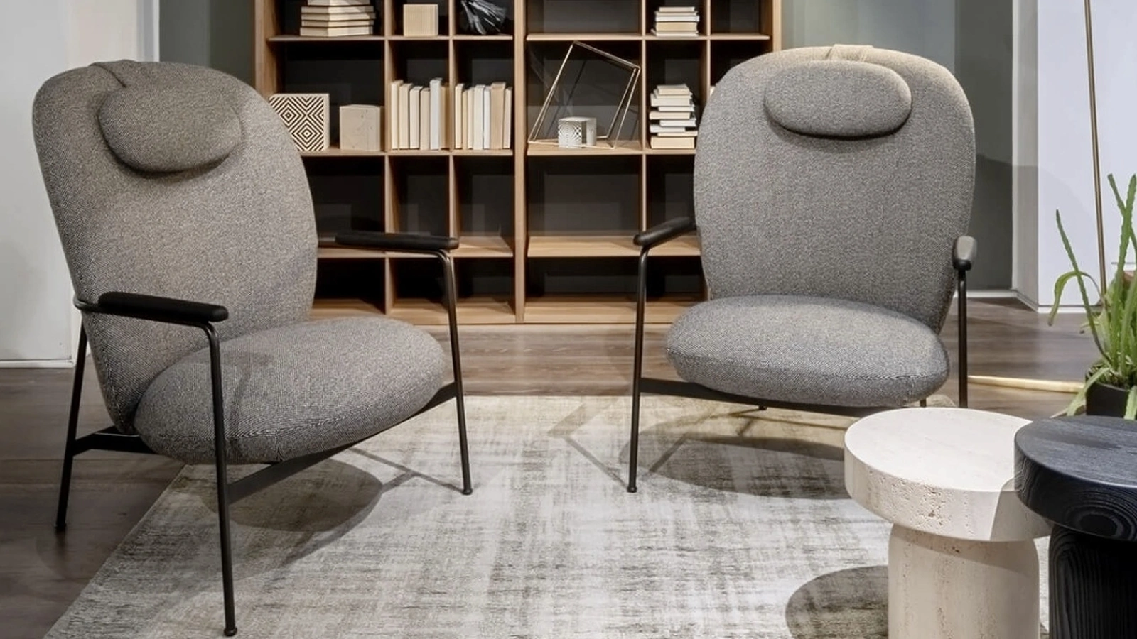 Poltroncina imbottita con struttura in metallo Claire di Lema