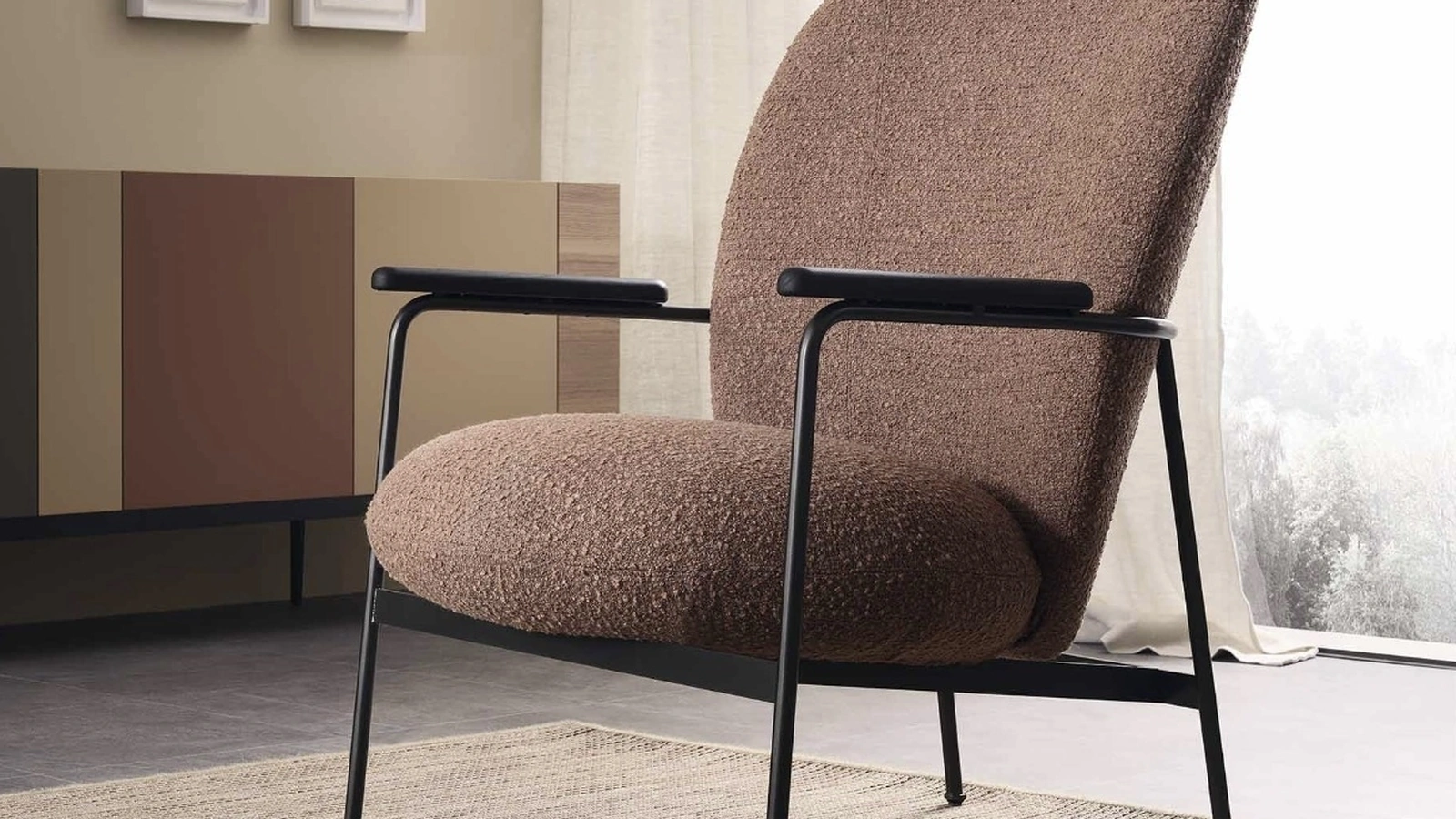 Poltroncina imbottita con struttura in metallo Claire di Lema