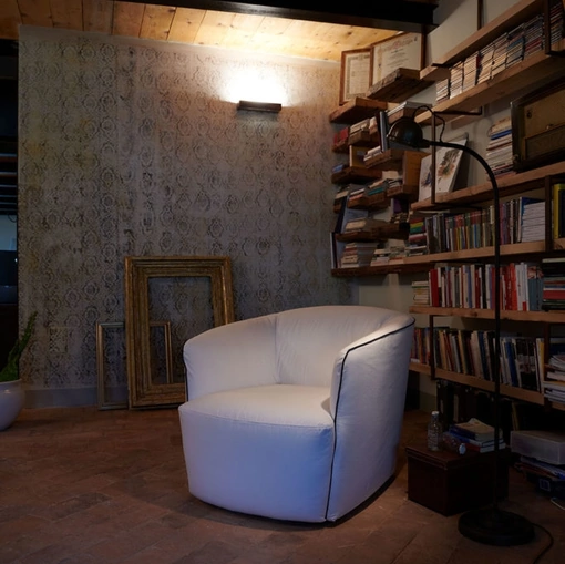 Poltroncina in tessuto bianco con cordoncino colorato in contrasto Esse di Excò