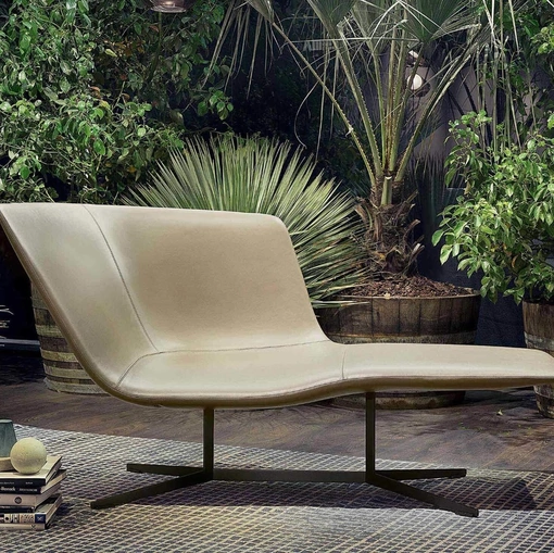 Poltrona asimmetrica in pelle con struttura in metallo Eydo di Lema