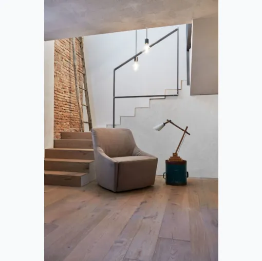 Poltroncina in microfibra con struttura in legno di abete Kevin di Excò