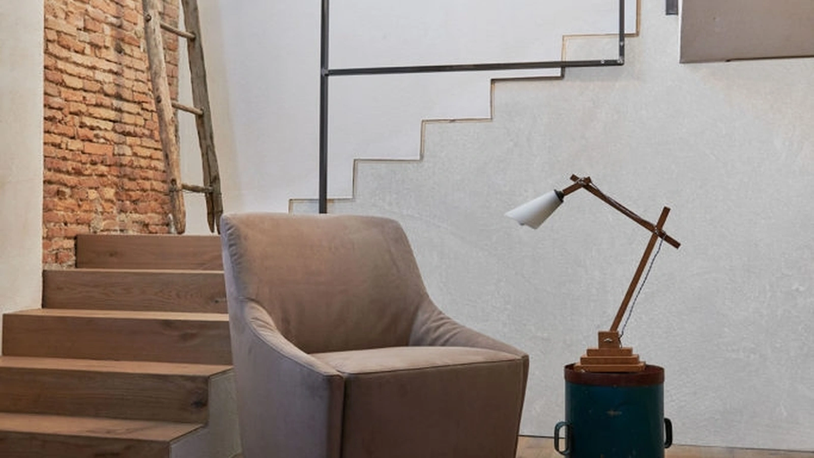 Poltroncina in microfibra con struttura in legno di abete Kevin di Excò