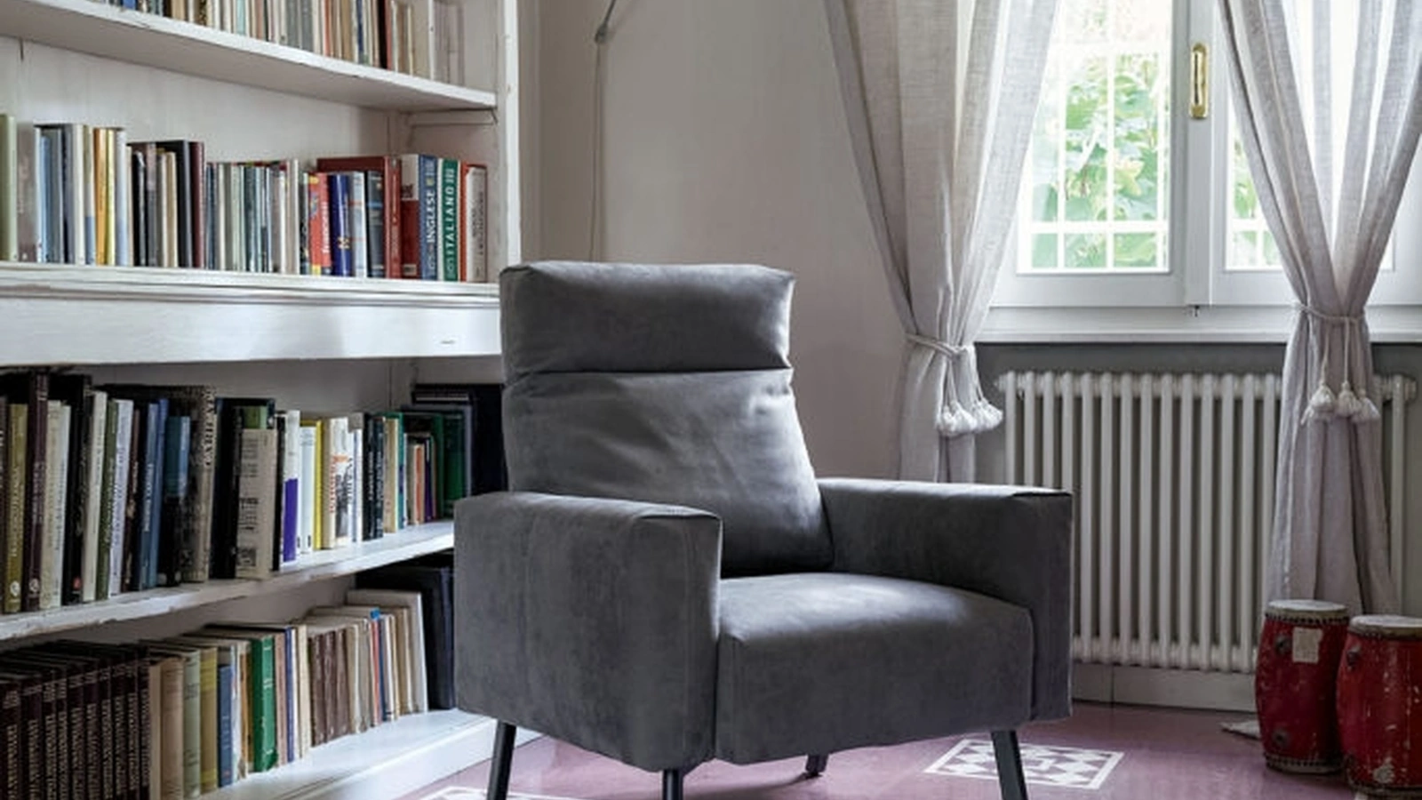 Poltroncina in microfibra con piedini in metallo Manny di Excò