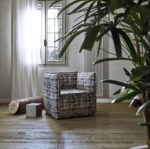 Poltroncina dalla forma cubica in tessuto Zeta di Excò