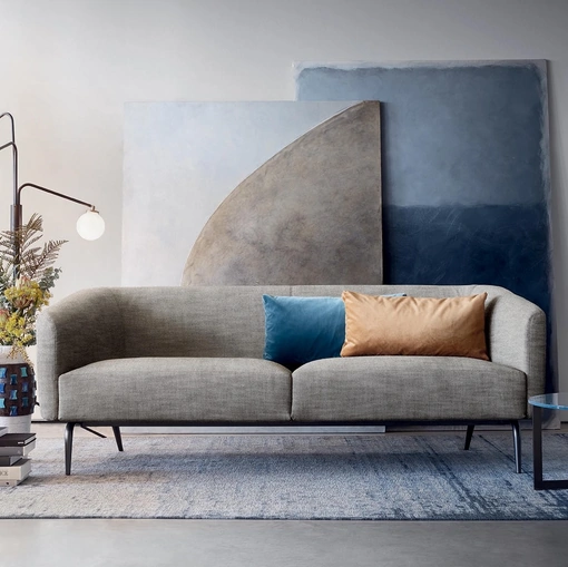 Divano lineare in tessuto con piedi in metallo Kaiwa di Lema