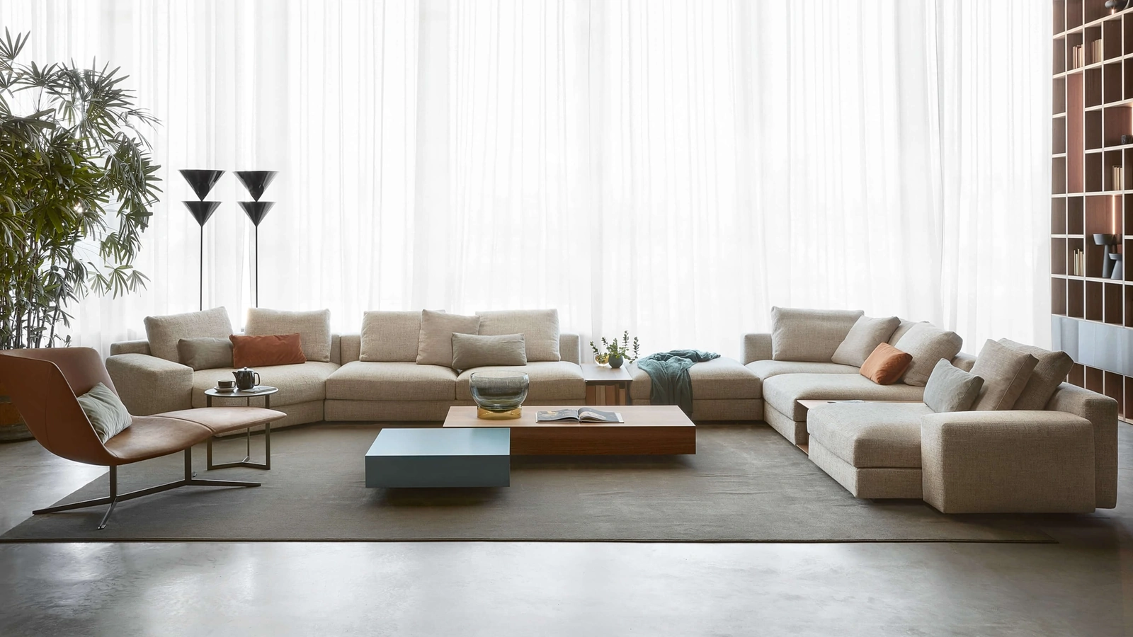 Divano angolare in tessuto imbottito Venise di Lema