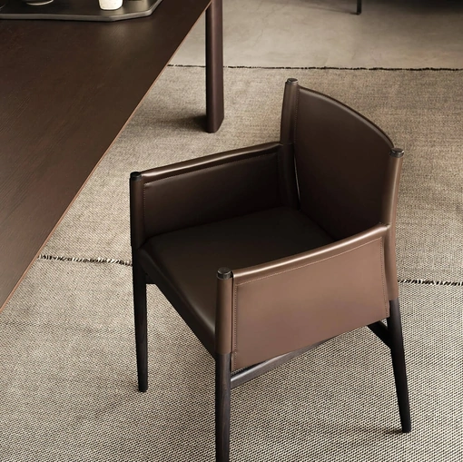 Sedia in cuoio Ayon di Lema