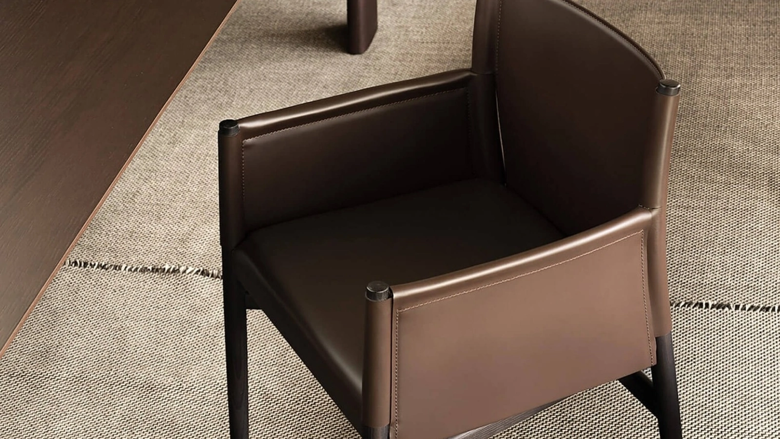 Sedia in cuoio Ayon di Lema