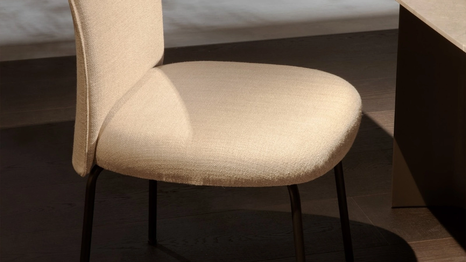 Sedia in tessuto senza braccioli dal design morbido e avvolgente Ayra di Lema