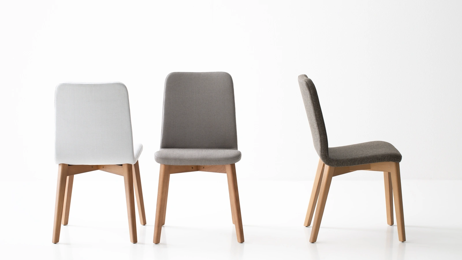 Sedia Cloe 5 in tessuto imbottito con struttura in massello di Frassino di Pointhouse