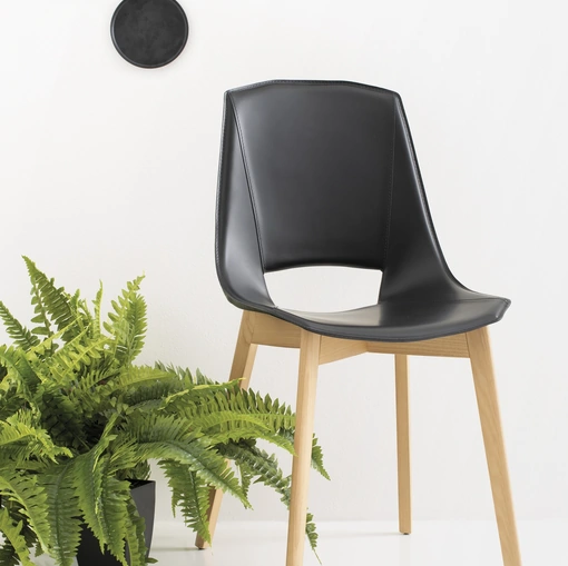 Sedia Eva 5 rivestita in cuoio con gambe in legno massello di Frassino di Pointhouse