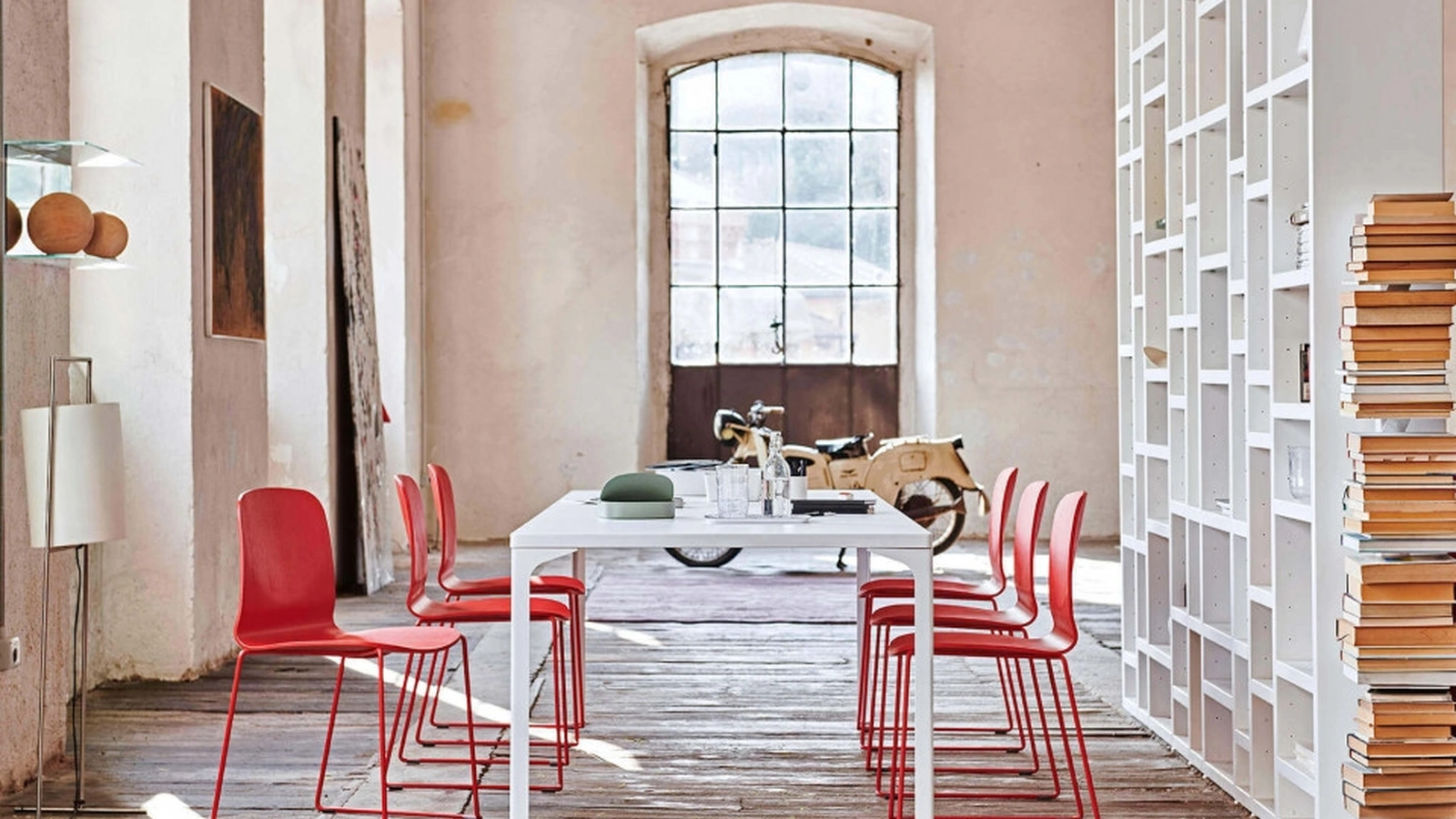 Sedia Liù S M LG_T con base a slitta in metallo verniciato e scocca in legno di Midj