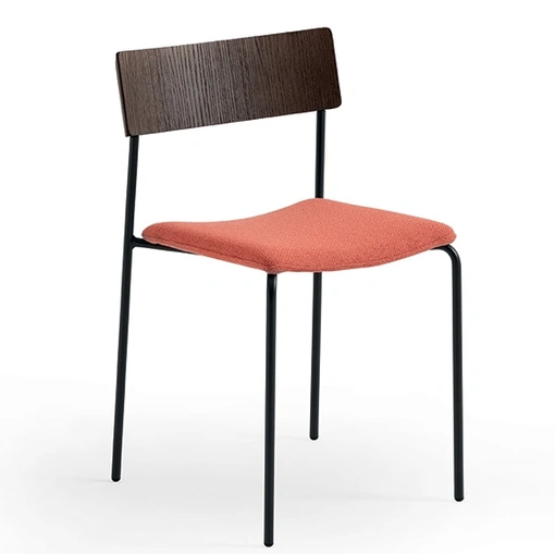 Sedia impilabile in legno con seduta imbottita Mito di Midj