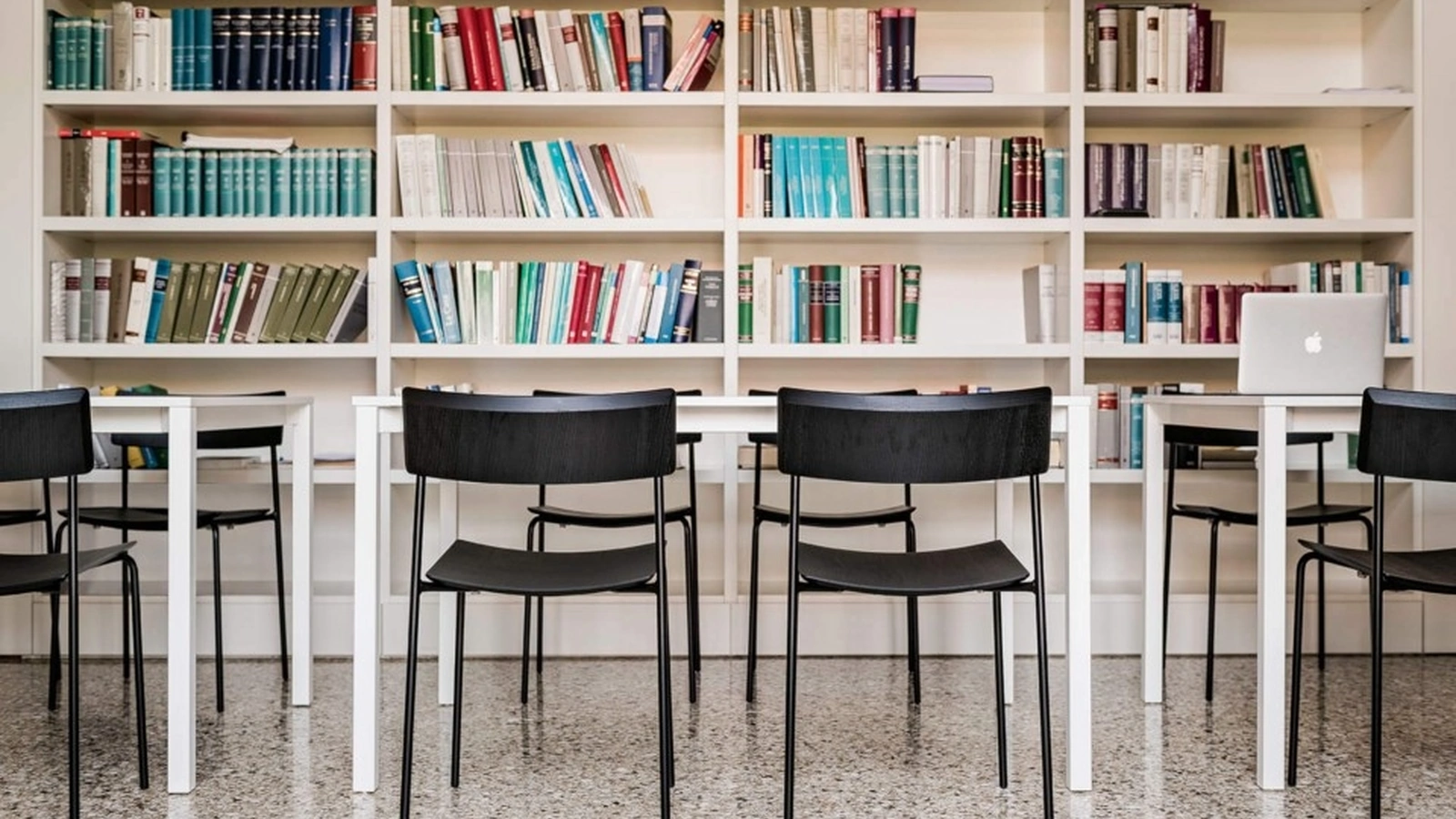 Sedia impilabile in legno Mito di Midj