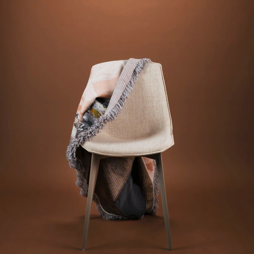 Sedia Eva 1 Soft in tessuto imbottito con gambe in alluminio di Pointhouse