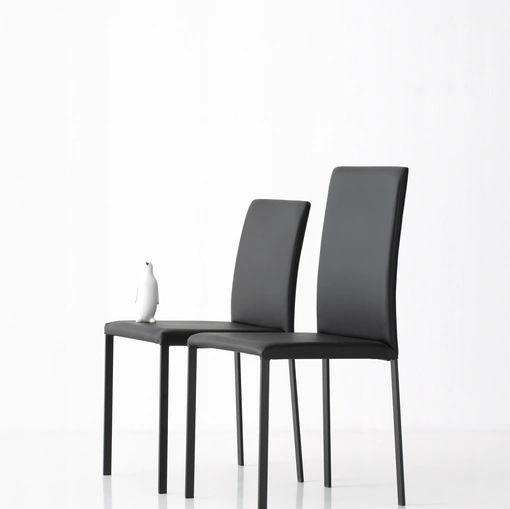 Sedia Giulia rivestita in ecopelle con gambe metalliche di Pointhouse