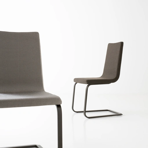 Sedia Schwinger in tessuto imbottito e base in acciaio di Pointhouse