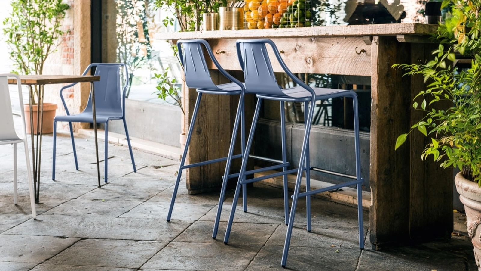 Sgabello Ola M con struttura e seduta in metallo verniciato di Midj